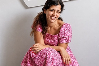 ילדה ולא אישה -  אוהב בהופעת בכורה